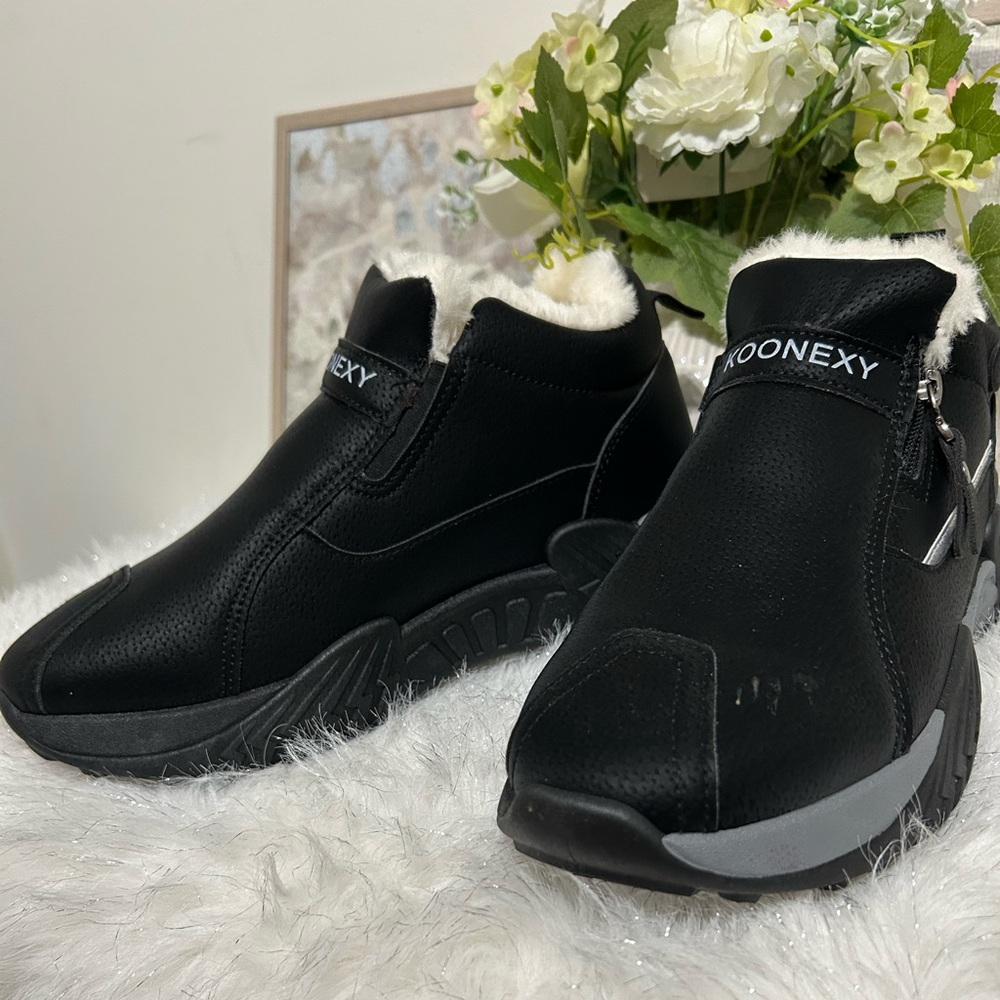 NEW Koonexy Women Sneakers- Black and White, Size 11